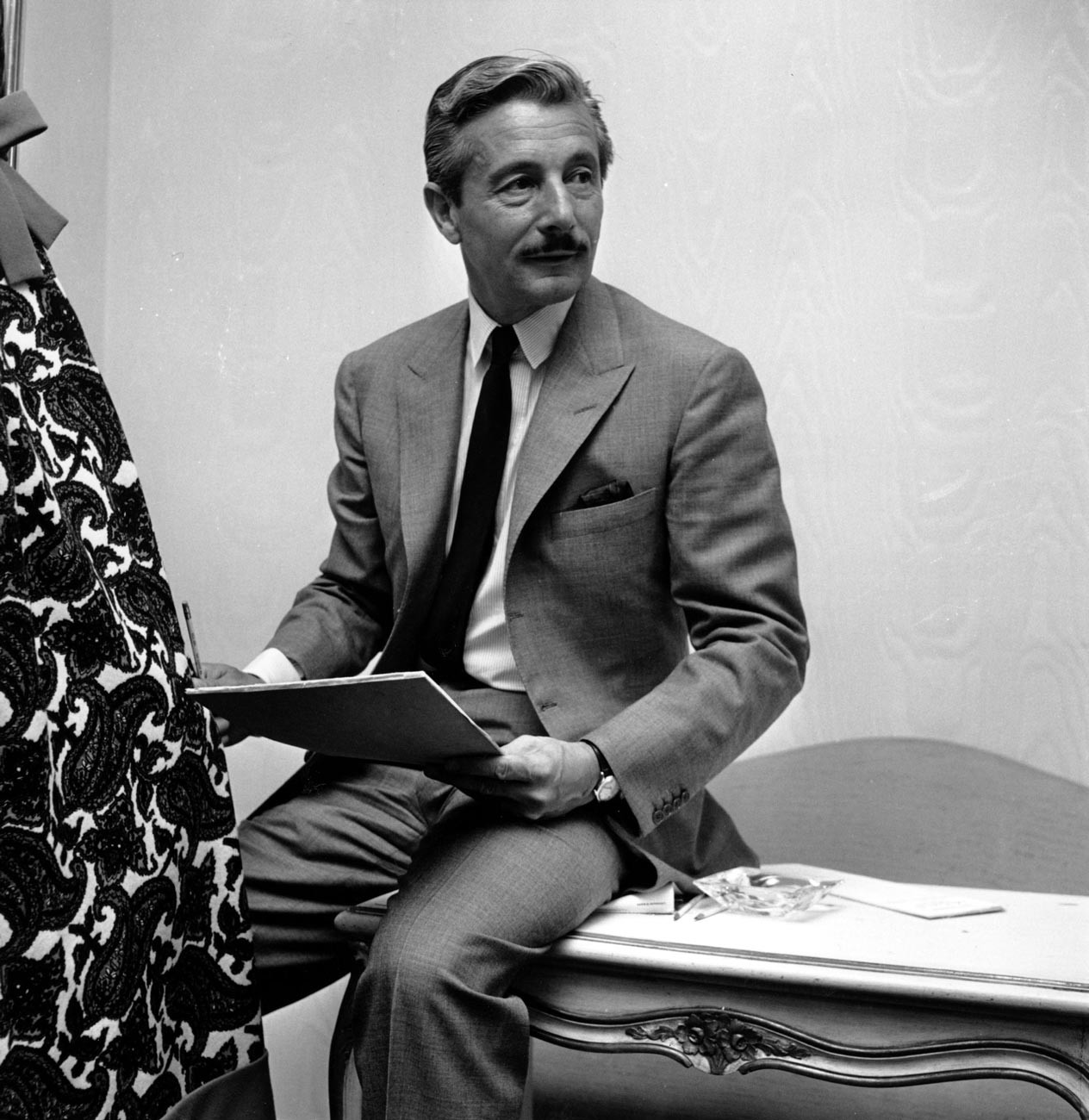 Dies ist ein Foto des Modedesigners Oleg Cassini in seinem New Yorker Büro am 28. Juni 1961.