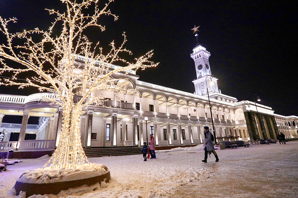 Северный Речной вокзал украшен к Новому Году
