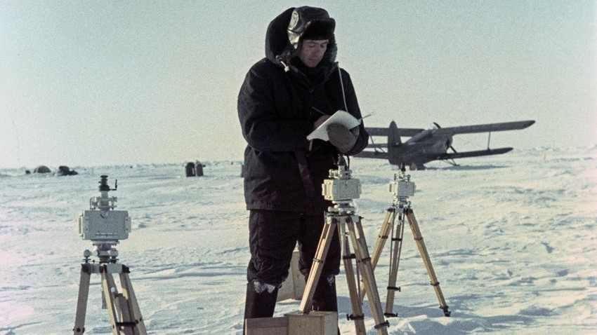 Explorador polar soviético na estação de pesquisa NP-8.