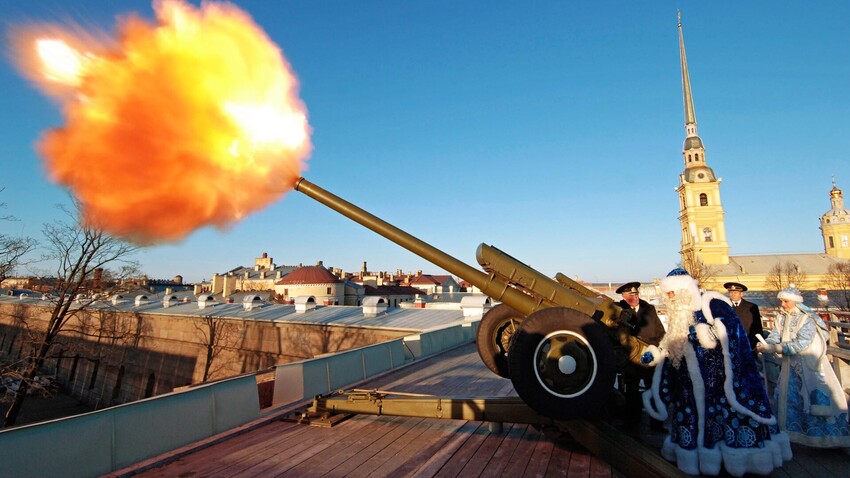 Why is a cannon fired every day at noon in St Petersburg? - Vimarsana News