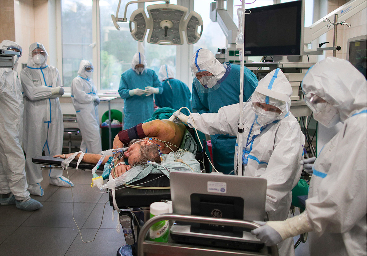 Personnel médical dans la zone rouge de l'hôpital Filatov n°15 de Moscou, en mai 2020