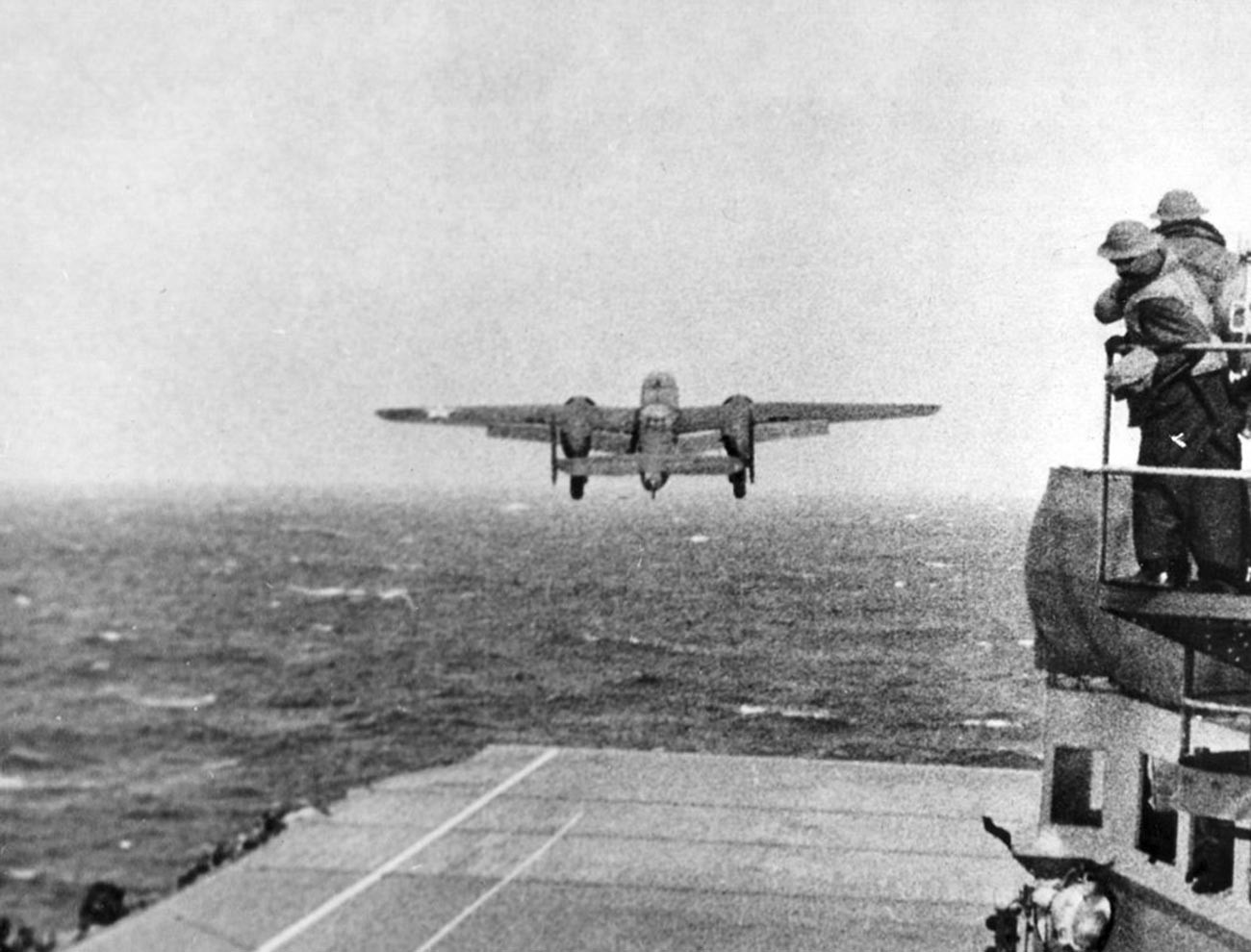 Дулитлов напад. Бомбардер Б-25Б Мичел полеће са носача авиона.