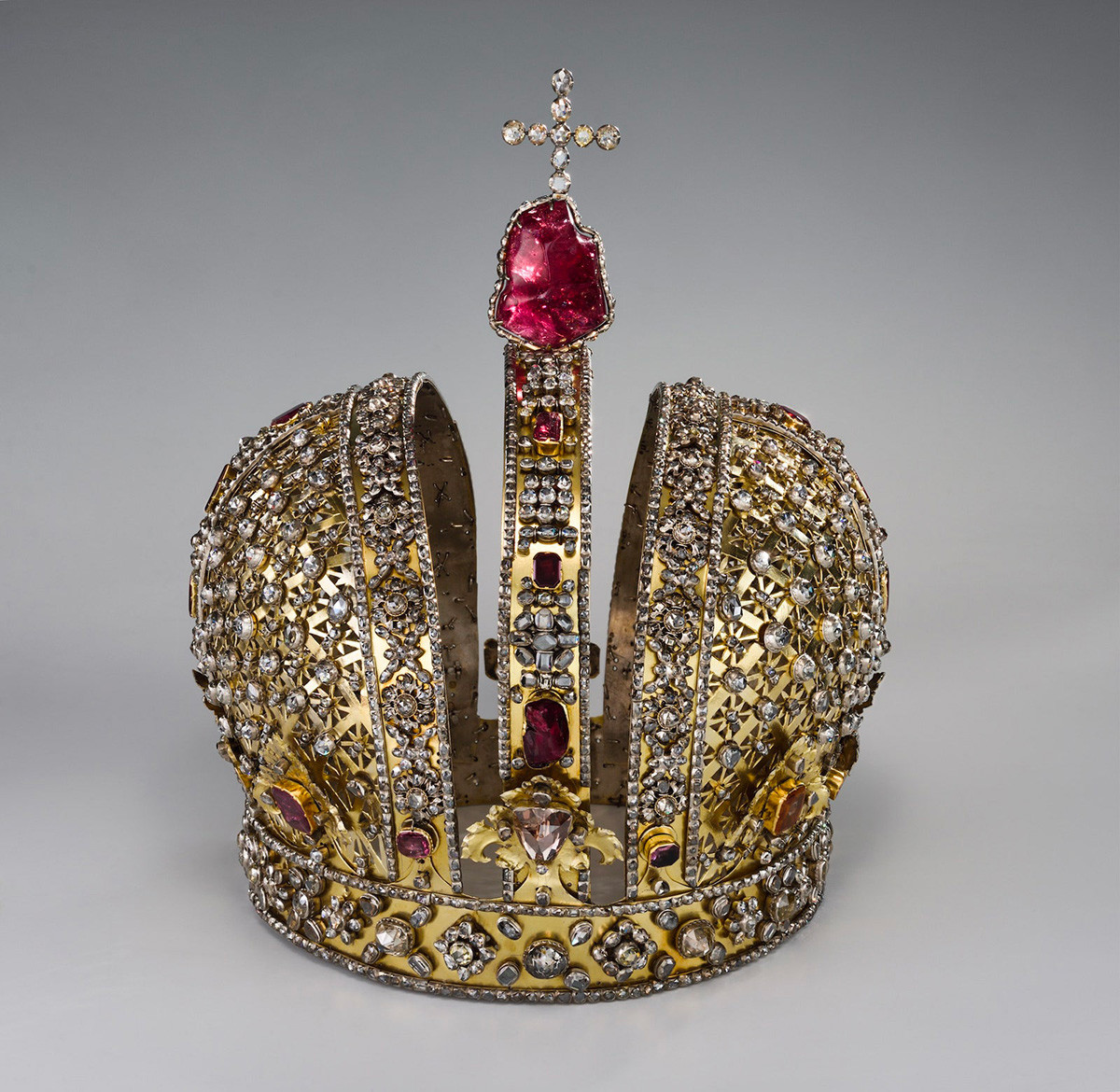 Короната на императрица Анна Ивановна. Русия, Москва, 1730 г. Злато, сребро, скъпоценни камъни