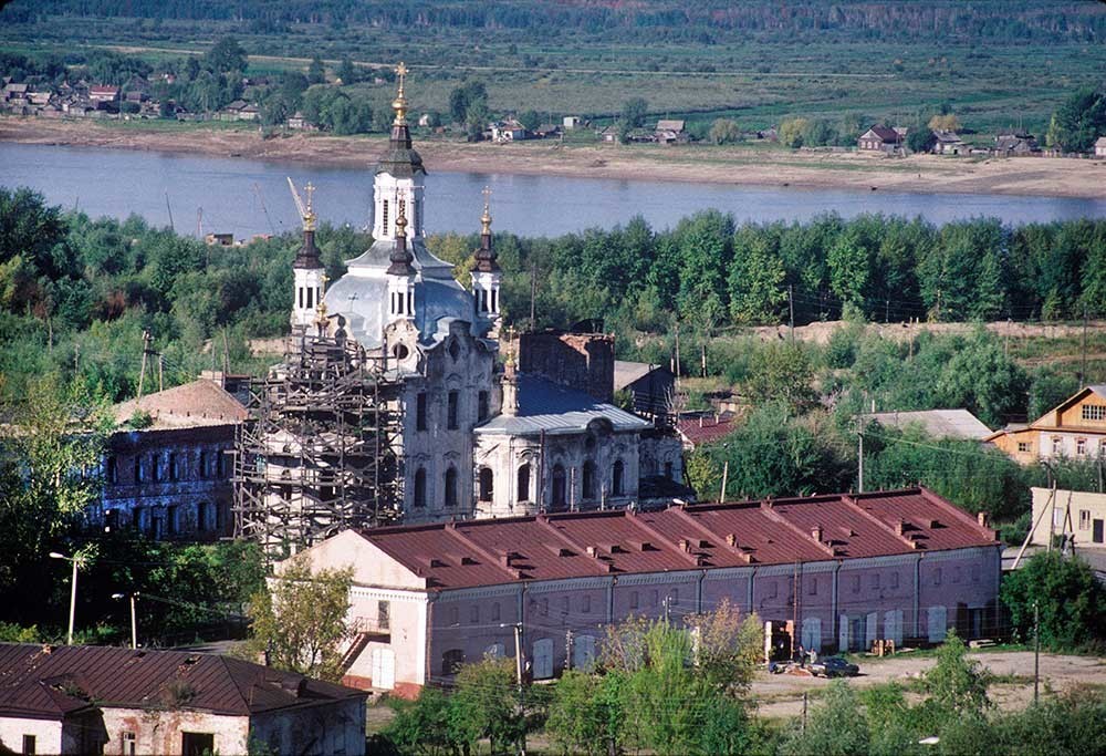 Église des Saints-Zacharie-et-Elisabeth. Vue du kremlin. Arrière-plan : rivière Irtych