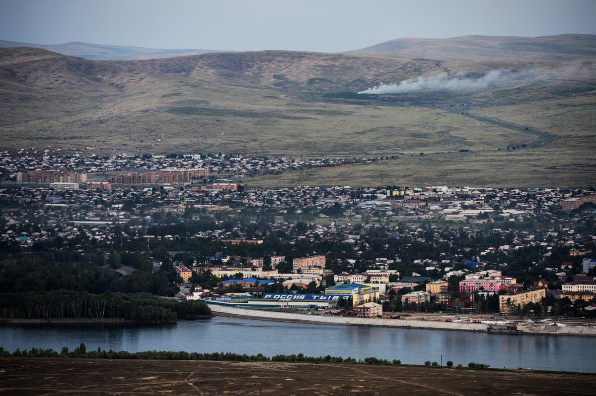 Vista del Yeniséi y la ciudad de Kizil en la República de Tuva.
