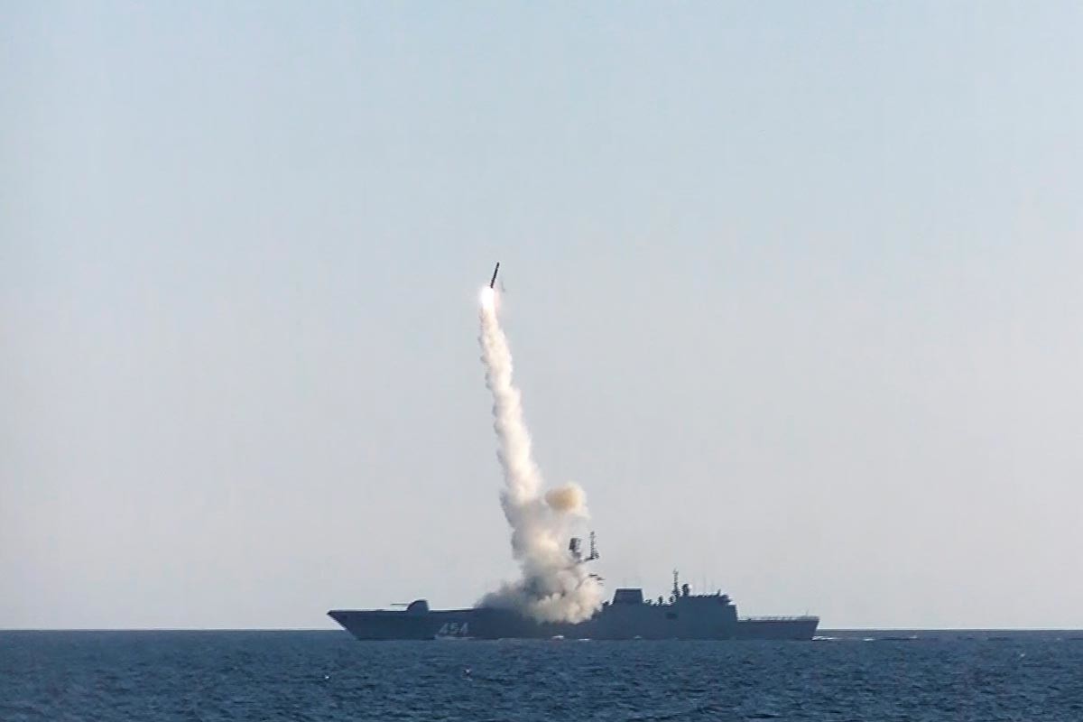 Ракетна фрегата „Адмирал Горшков“ лансира хиперзвучну ракету „Циркон“.