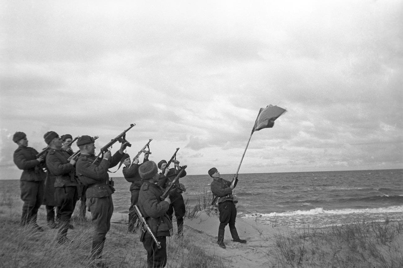 Салют в чест излизането на съветските войски на Балтийско море, октомври 1944 г.