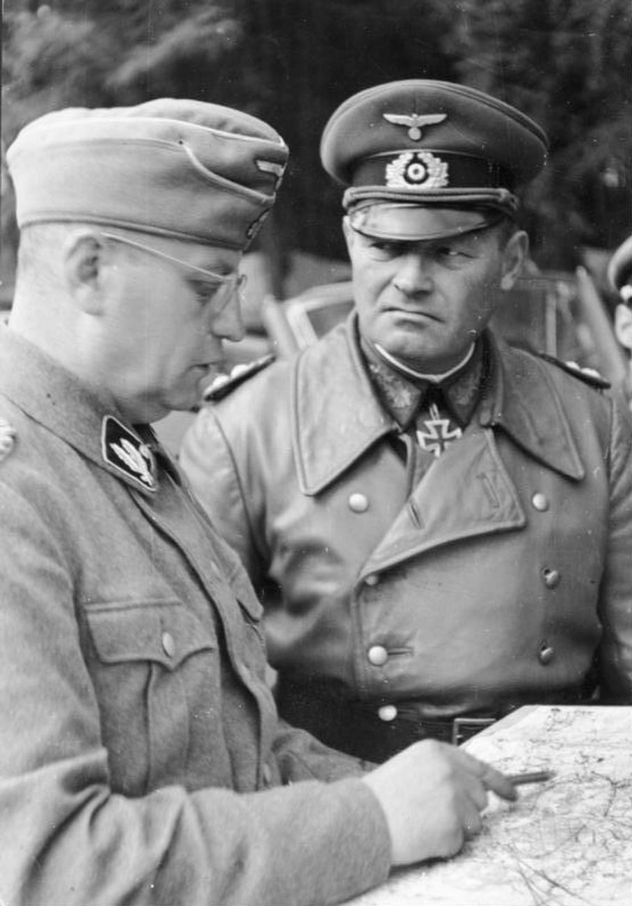 Генерал Ерих Хьопнер (дясно) и групенфюрерът от СС Валтер Крюгер