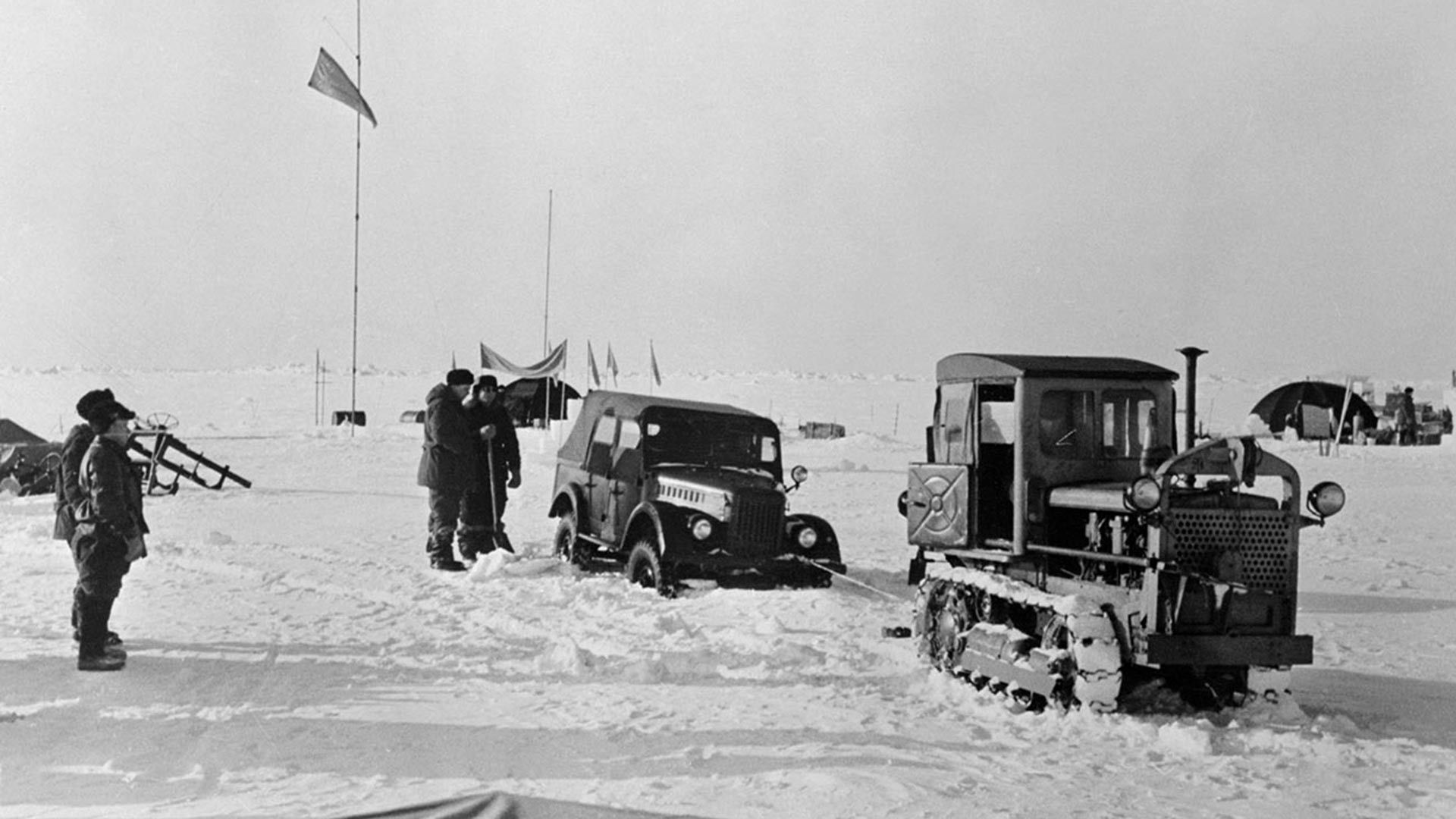 Trator vem em socorro de carro atolado em uma das estações de observação montadas por cientistas da União Soviética na região do Ártico.
