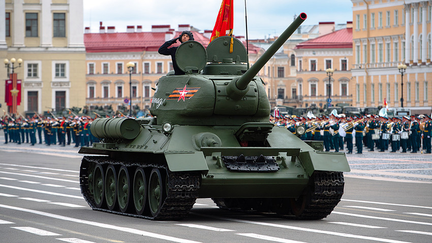 Тенк Т-34 на Паради Победе на Дворском тргу у Санкт Петербургу.