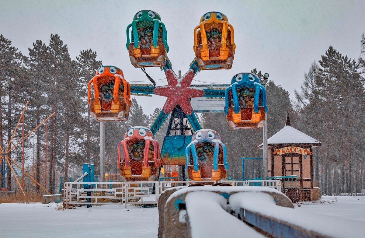 Atracciones en el Parque Cultural y Recreativo Chiriáiev de la ciudad de Nériungri durante una nevada. 