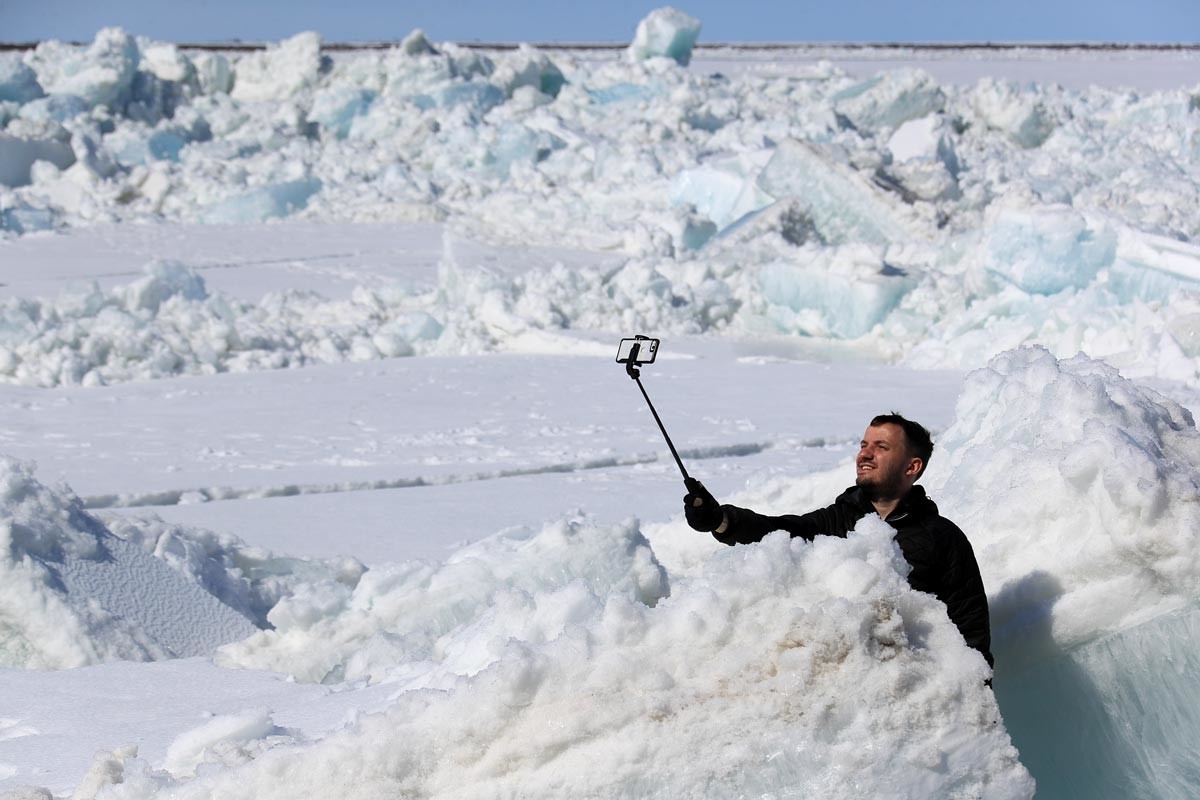 Un hombre se hace un selfie durante una deriva de hielo en el río Yeniséi, en la ciudad de Dudinka. 