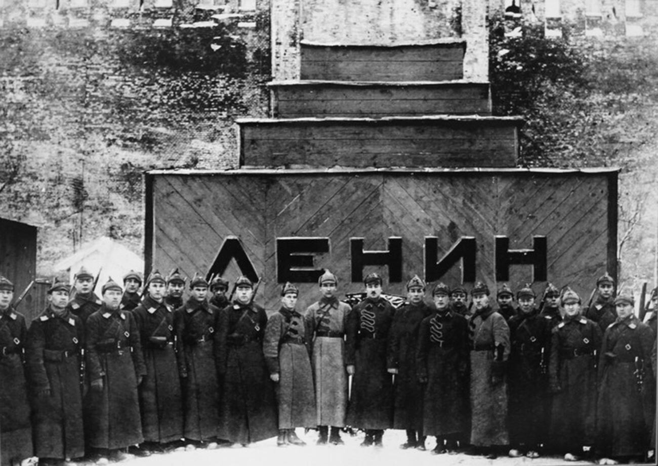 モスクワの赤の広場に優等生で埋葬された外国人は誰ですか