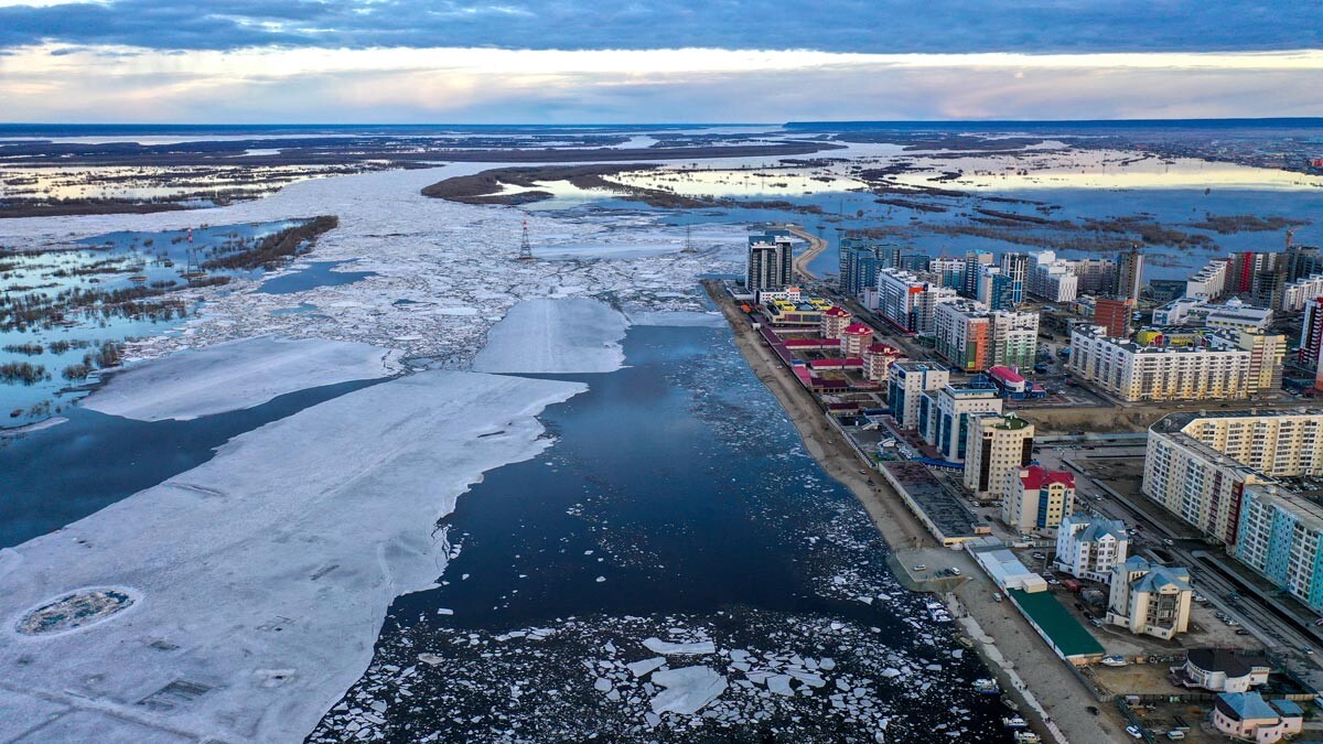 Die Republik Sacha (Jakutien). Jakutsk. Blick auf die Eisverwehung des Flusses Lena. Die Länge der Eisdrift beträgt etwa 230 km.