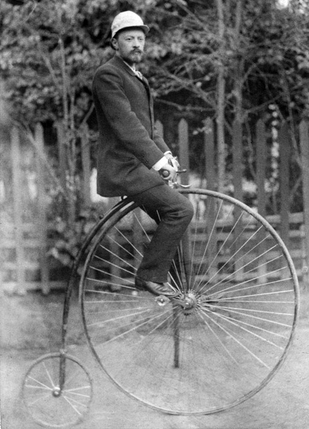 V. G. Schuchow auf einer Fahrradspinne.