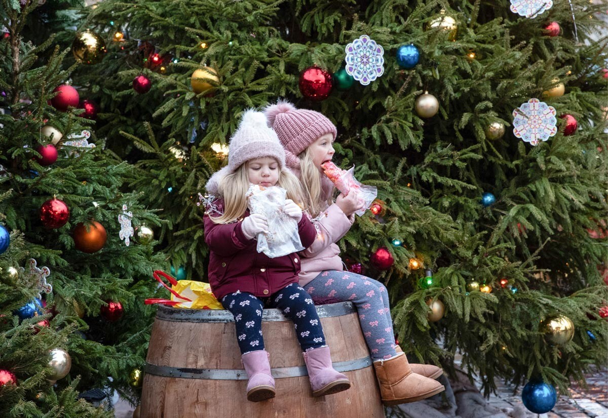 Crianças na feira de Natal na Praça Vermelha
