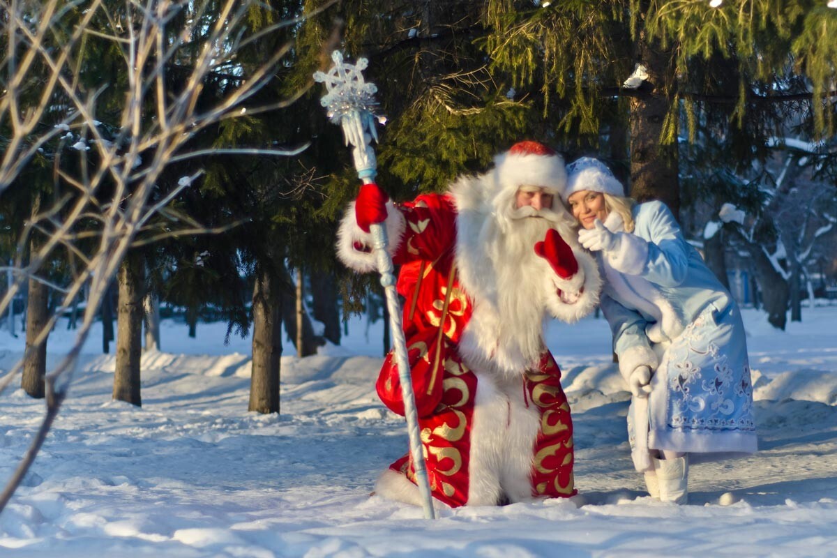 Ded Moroz (Vovô Gelo) e sua neta Snegurotchka (Donzela de Neve)