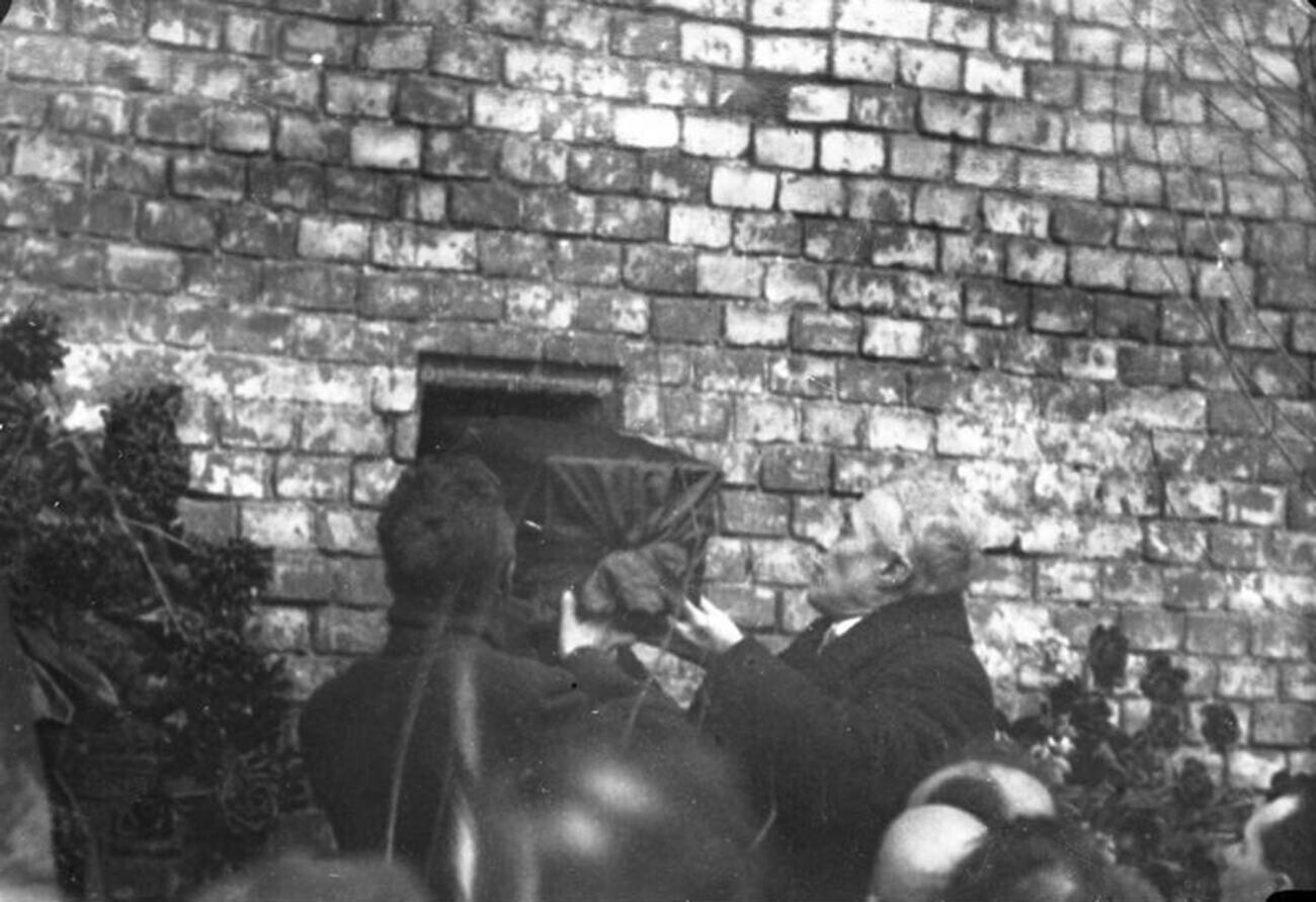 Colocação de cinzas na muralha do Kremlin, década de 1920
