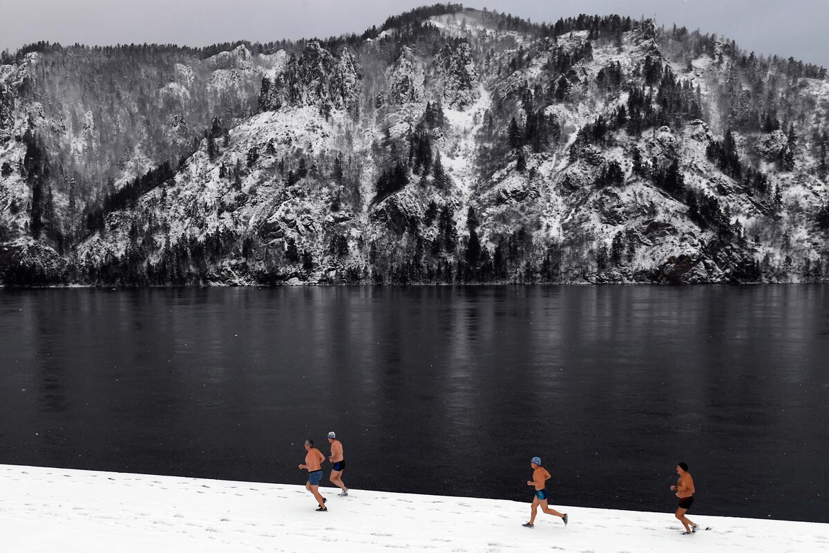 Mitglieder des Winterschwimmclubs laufen über den Jenissei.