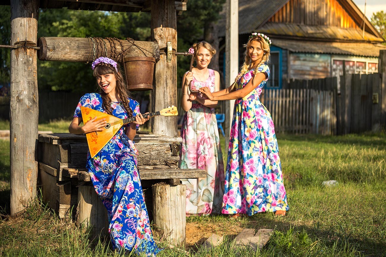 Russian essentials - beautiful girls and balalaika