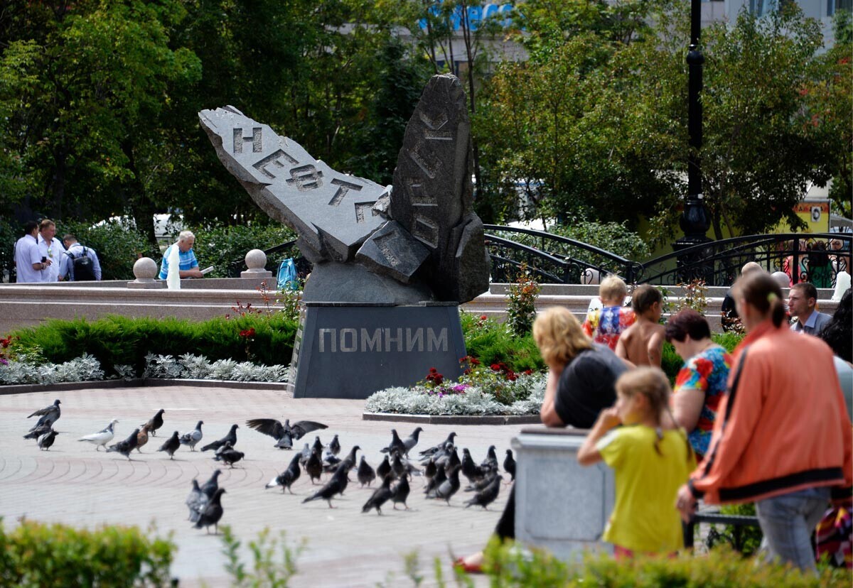 Monumento às vítimas do terremoto, em Iujno-Sakhalinsk

