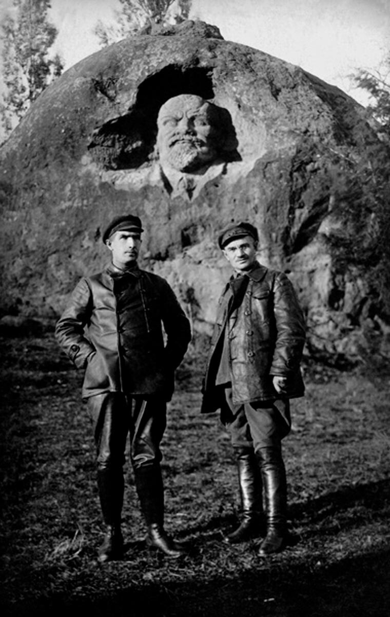 Чланови ВЧК-а поред једног од првих споменика Лењину, 1924.