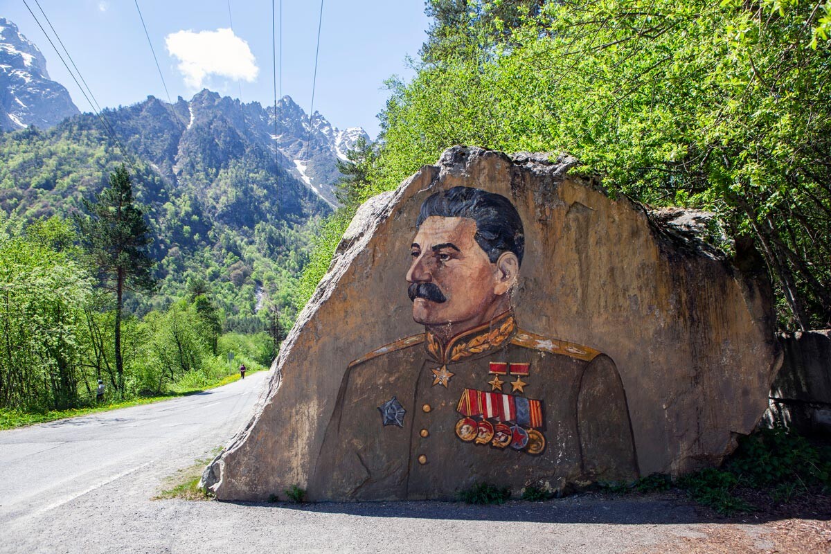 Споменик Стаљину у Цејској клисури, Северна Осетија.