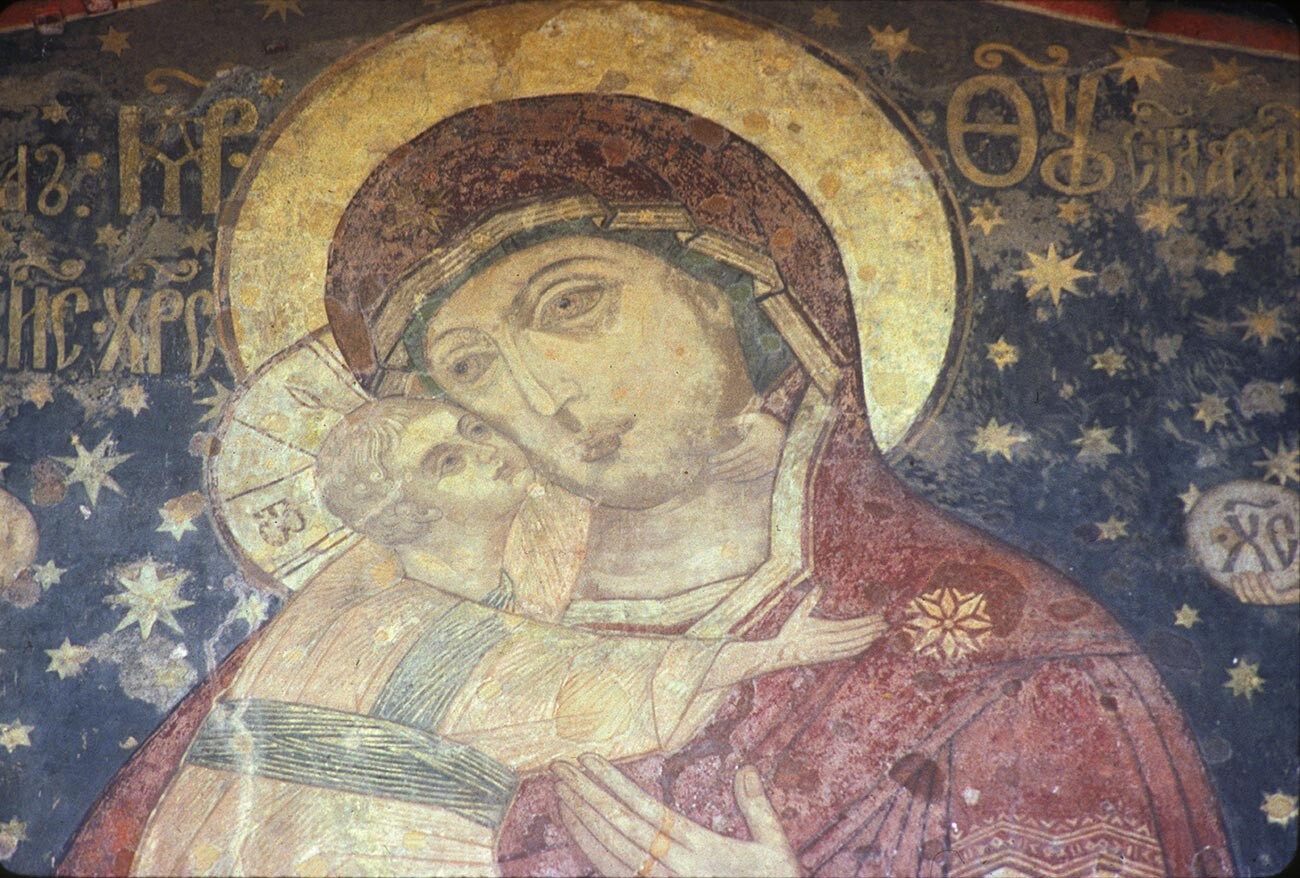 Dormition Cathedral. South facade, portal fresco in the form of the St. Theodore Icon of the Virgin. March 23, 1991