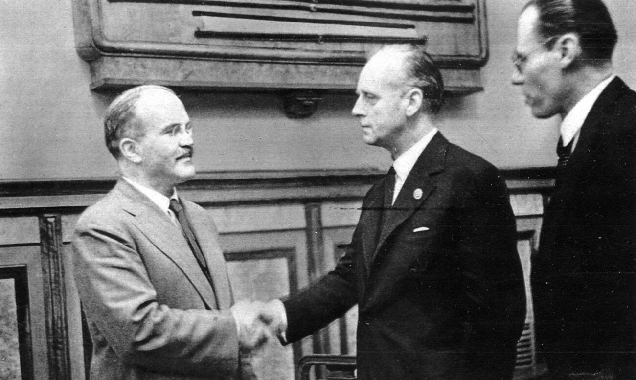 Molotov assina acordo de amizade entre URSS e Alemanha.