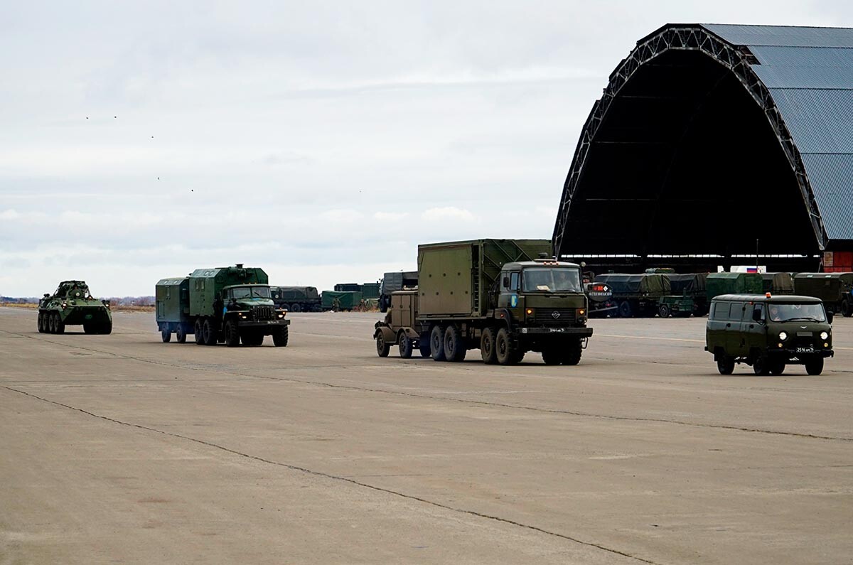 Carregamento de veículos blindados e pessoal da 15ª Brigada de Manutenção da Paz no aeródromo de Ulianovsk-Vostotchni para posterior entrega à Armênia. 