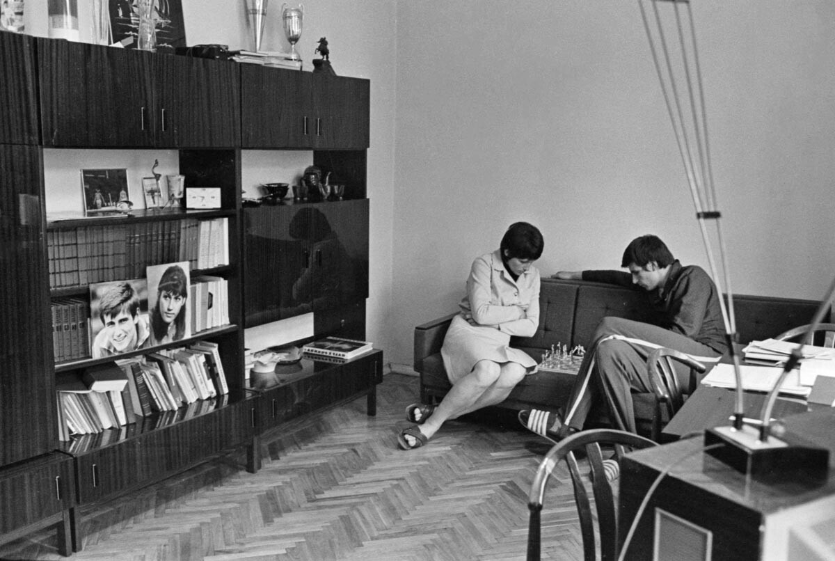 1973. Casal em apartamento típico soviético.