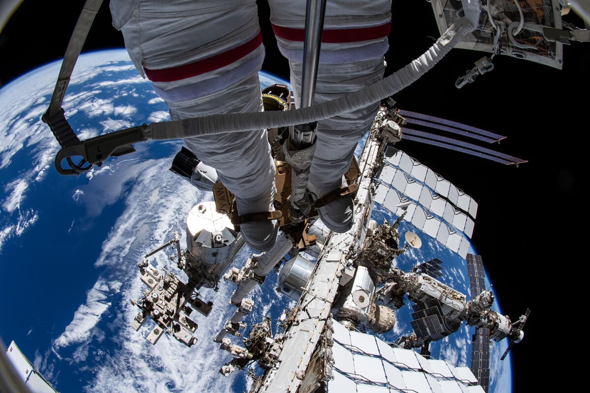 Diese Ansicht der Kamera des NASA-Raumfahrers Thomas Marshburn zeigt nach unten auf die Internationale Raumstation ISS.