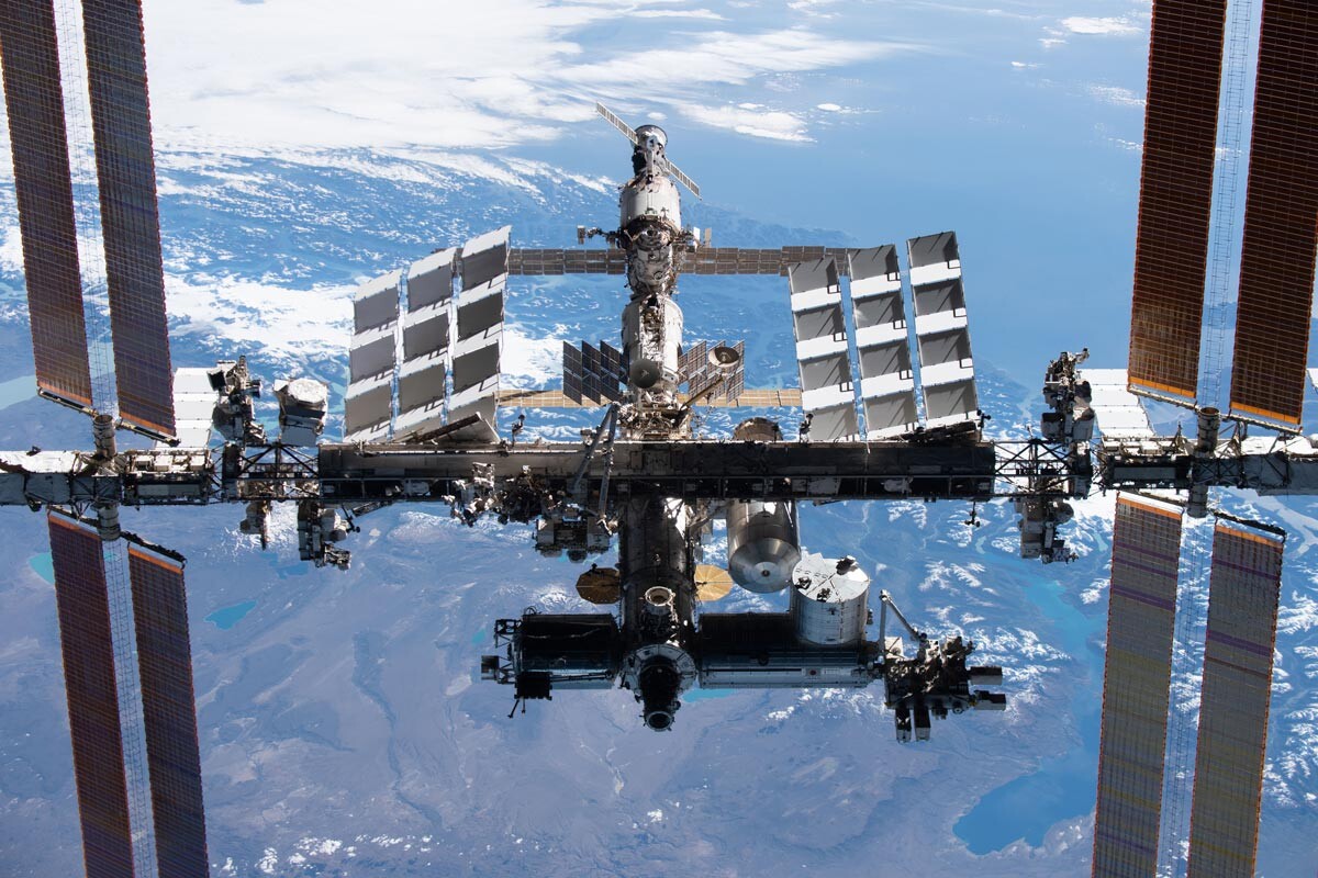 Die Internationale Raumstation ist von der SpaceX Crew Dragon Endeavour während eines Fluges durch das umlaufende Labor abgebildet.