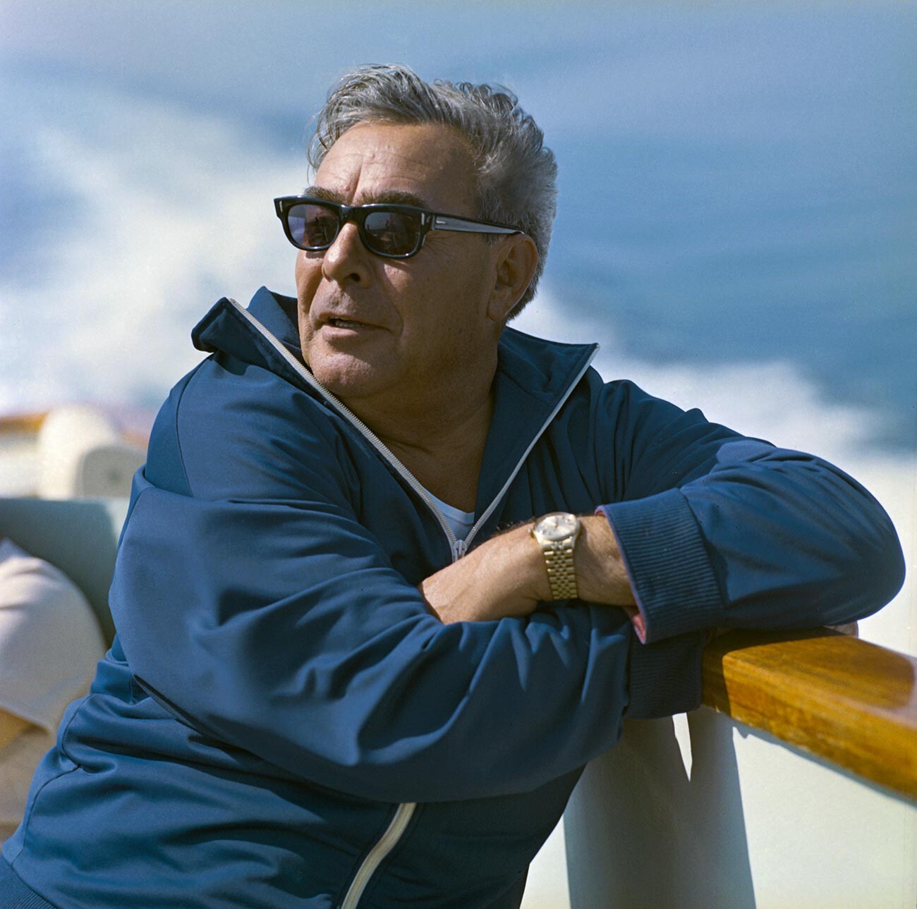 Leonid Brezhnev da un paseo en barco