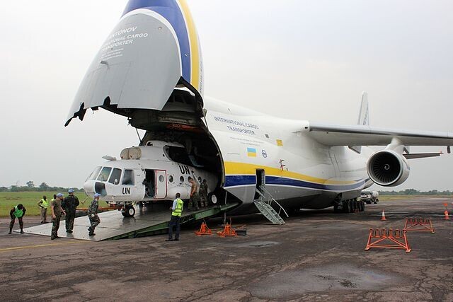 An-124 entrega quatro helicópteros na República Democrática do Congo em 2015.
