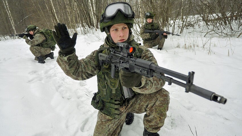 Војници са аутоматима „Калашњиков“ АК-74М током демонстрације борбене опреме „Ратник“ на полигону „Алабино“ у Климовску.