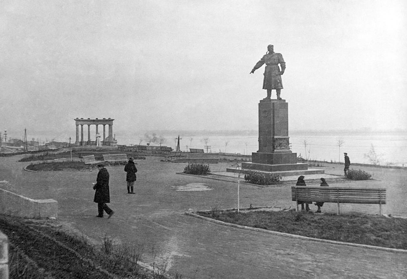 Monument to the Hero of the Soviet Union Viktor Kholzunov.