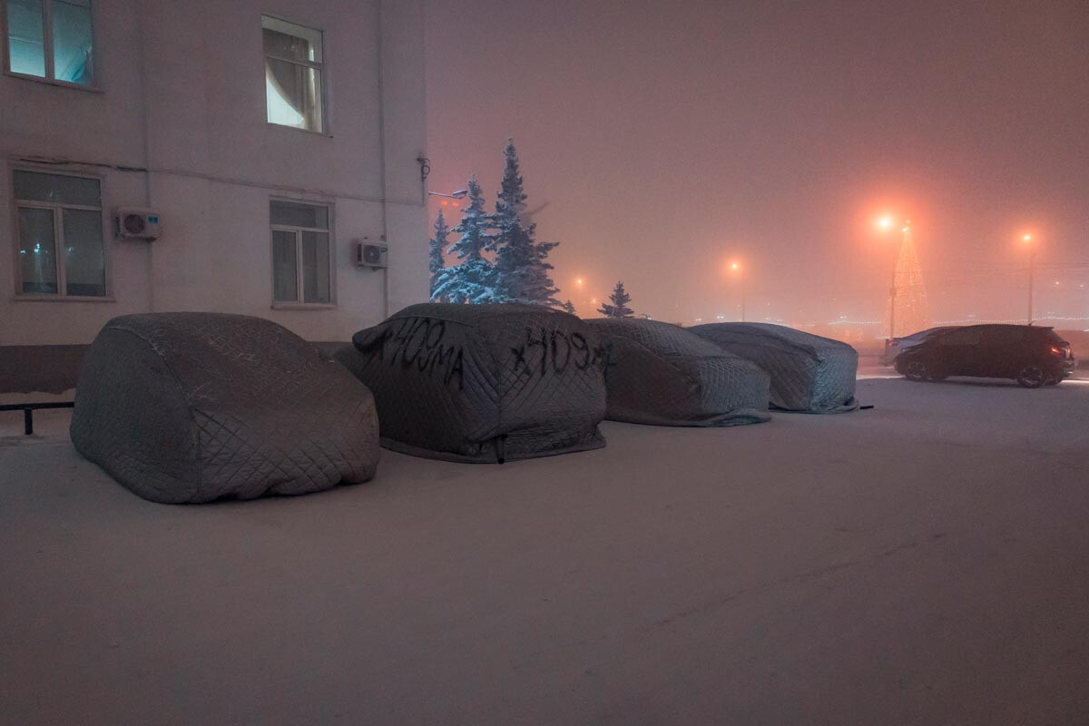 Паркирани аутомобили покривени цирадама у Јакутску. Температура у Јакутији се спустила на 50 степени испод нуле.