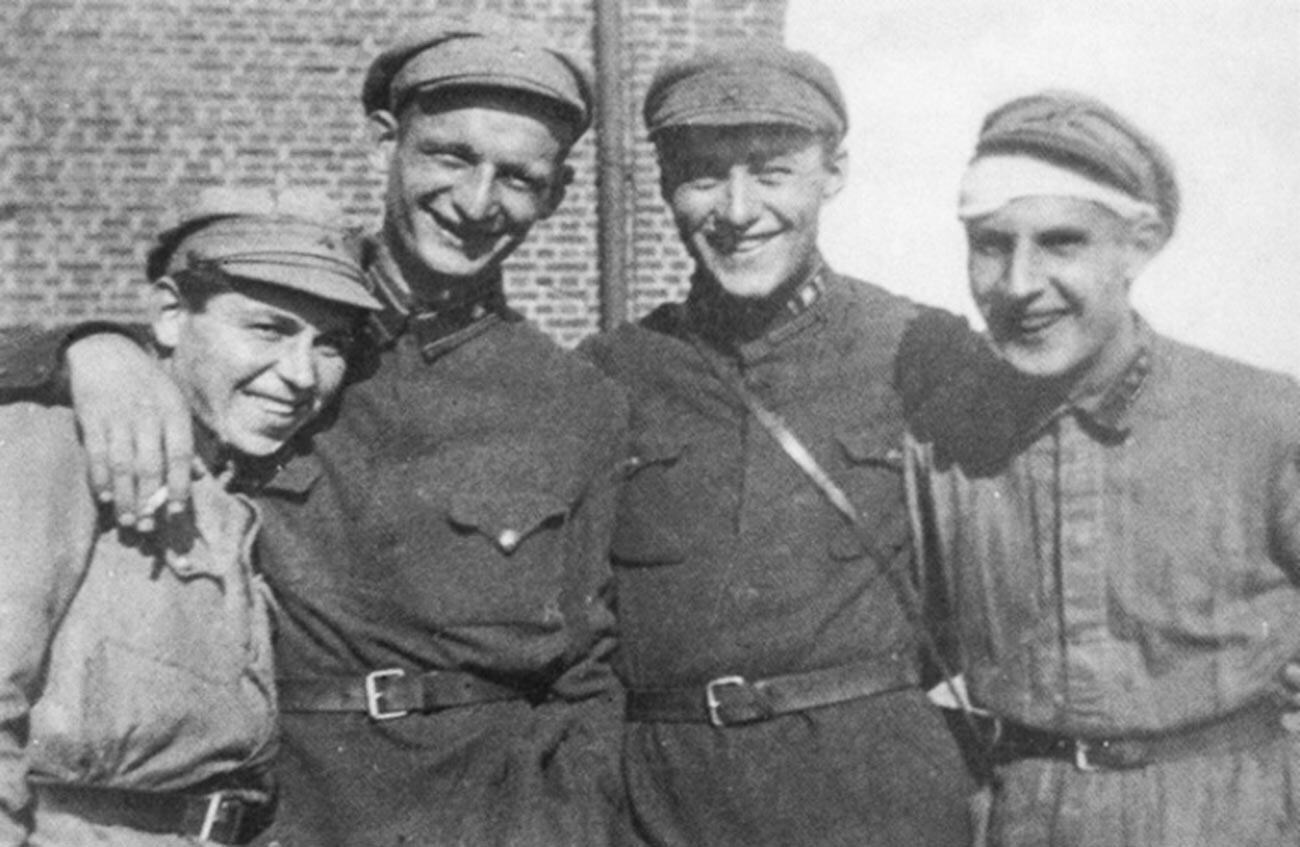 William Fisher (zweiter von links) mit den Soldaten seines Regiments.