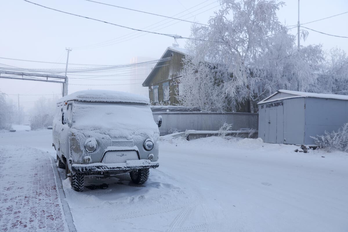 UAZ v Jakutsku. Decembra lani se je temperatura v 16 naselji v regiji spustila pod -50 stopinj, v prestolnici pa do -48 stopinj Celzija.