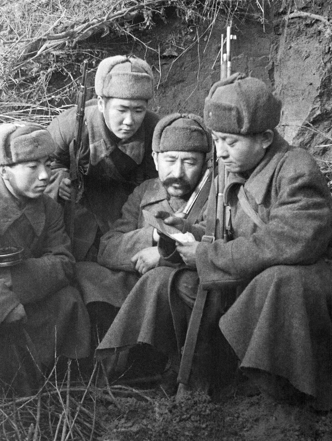 Солдаты-казахи читают письмо, присланное из дома, во время Великой Отечественной войны.