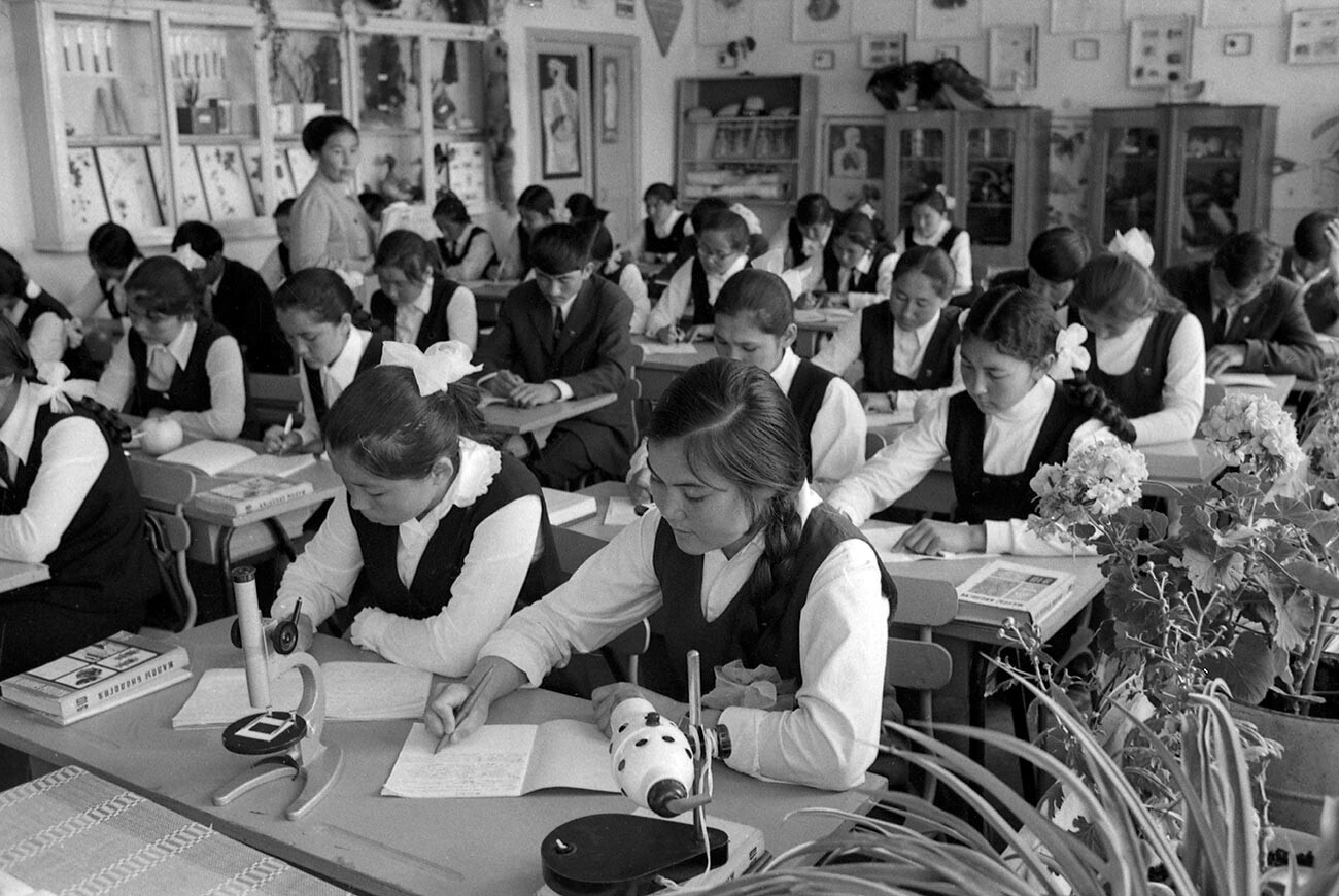 A school in the Jambyl Province of the Kazakh Soviet Socialist Republic.