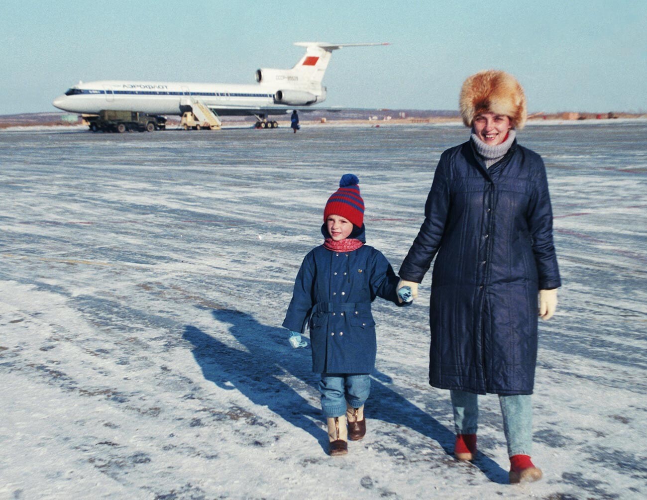 Larisa insieme a suo figlio, 1990