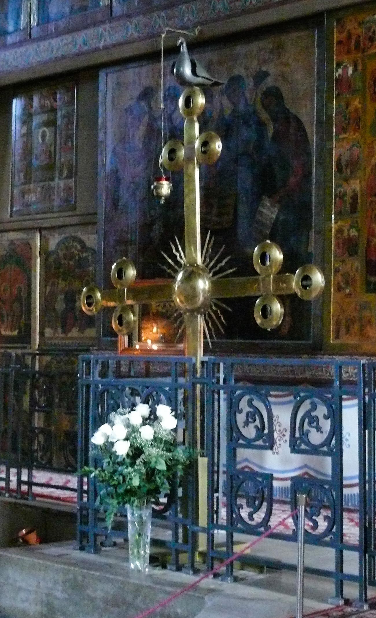 Оригиналният кръст на главния купол на катедралата сега се съхранява вътре в църквата