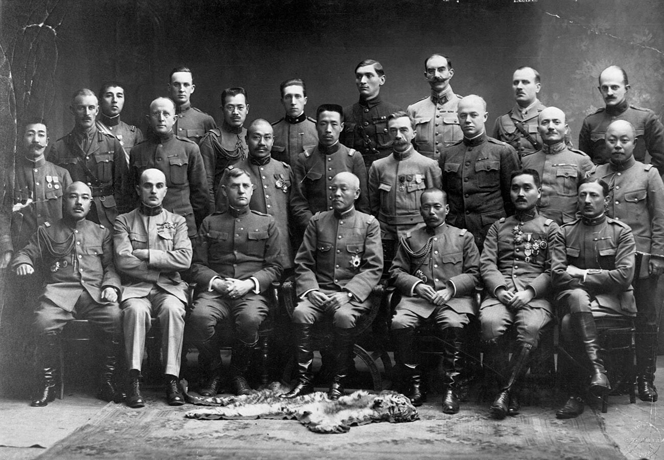 Међу окупљенима амерички генерал Грејвс (седи трећи слева) и јапански генерал Отани. Владивосток, 1918. или 1919.