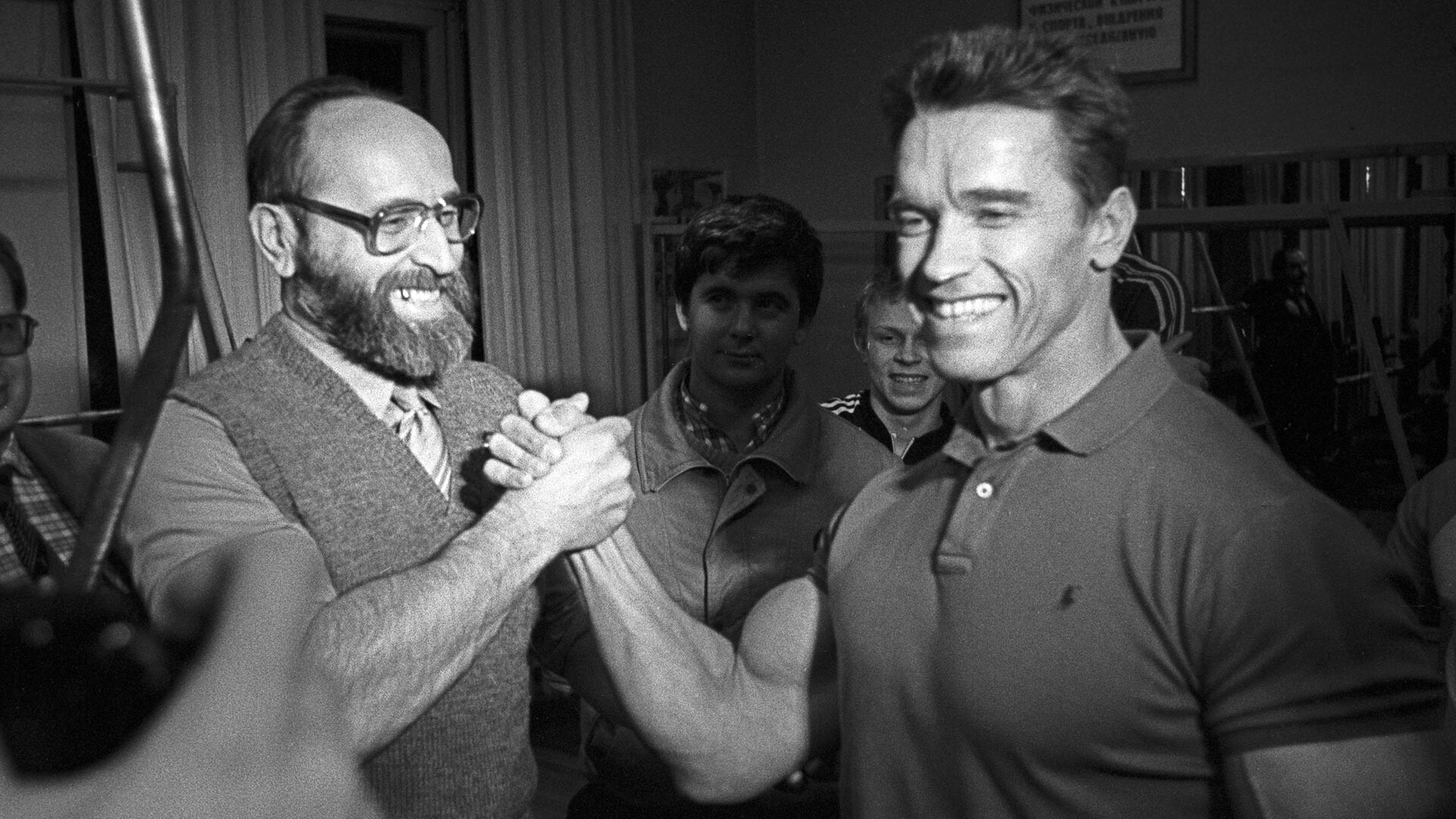 Током снимања америчког филма „Црвено усијање“, глумац и бодибилдер Арнолд Шварценегер упознао је свог идола Јурија Власова. Московски спортски клуб „Атлетика“, фебруар 1988.