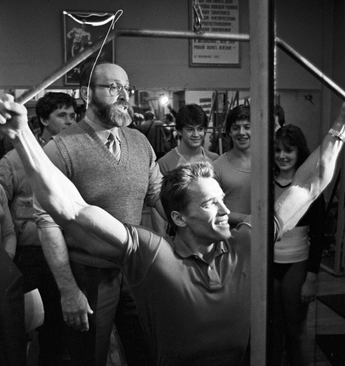 Током снимања америчког филма „Црвено усијање“, глумац и бодибилдер Арнолд Шварценегер упознао је свог идола Јурија Власова. Московски спортски клуб „Атлетика“, фебруар 1988.