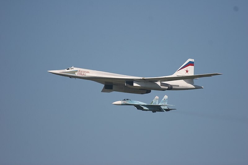 ‘Vassíli Senko’ em voo ao lado de um Su-27, 2007