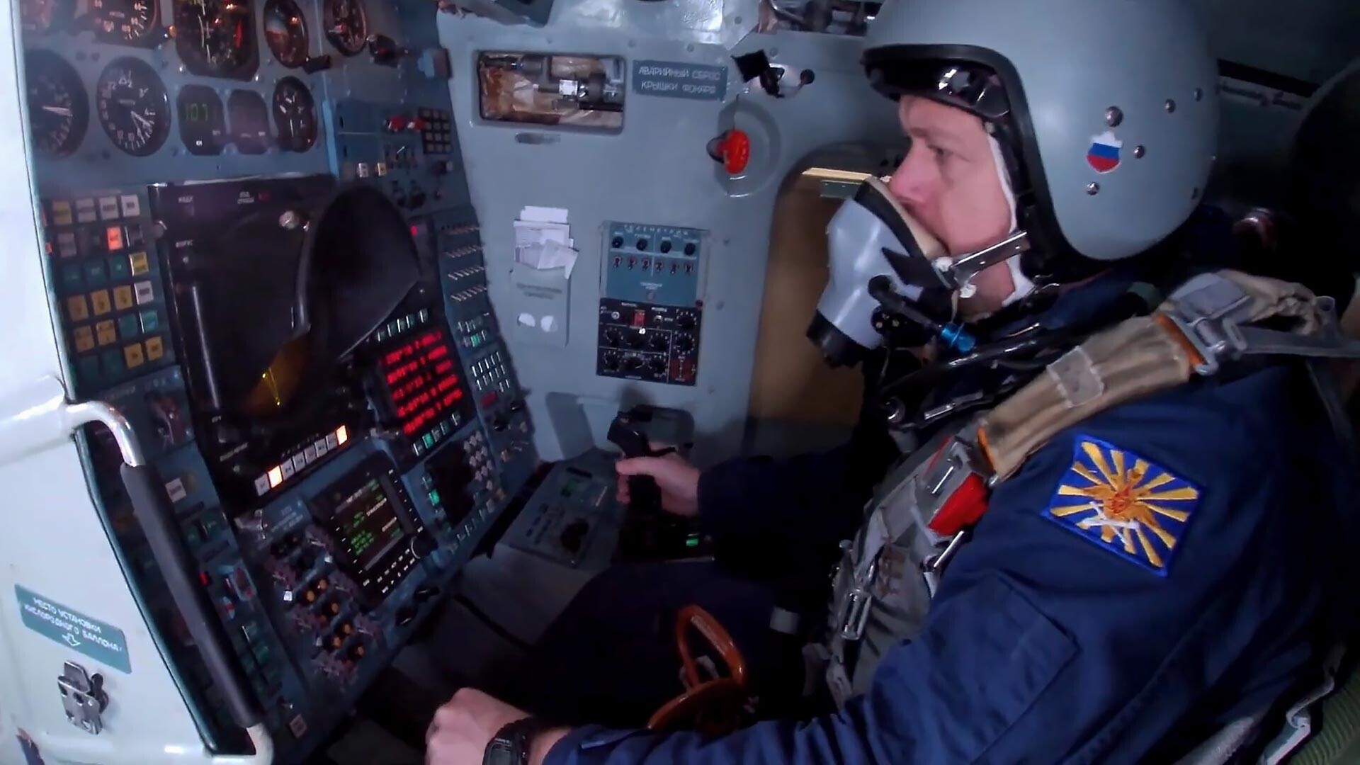 Piloto de bombardeiro estratégico Tu-160 durante voo, 2020 