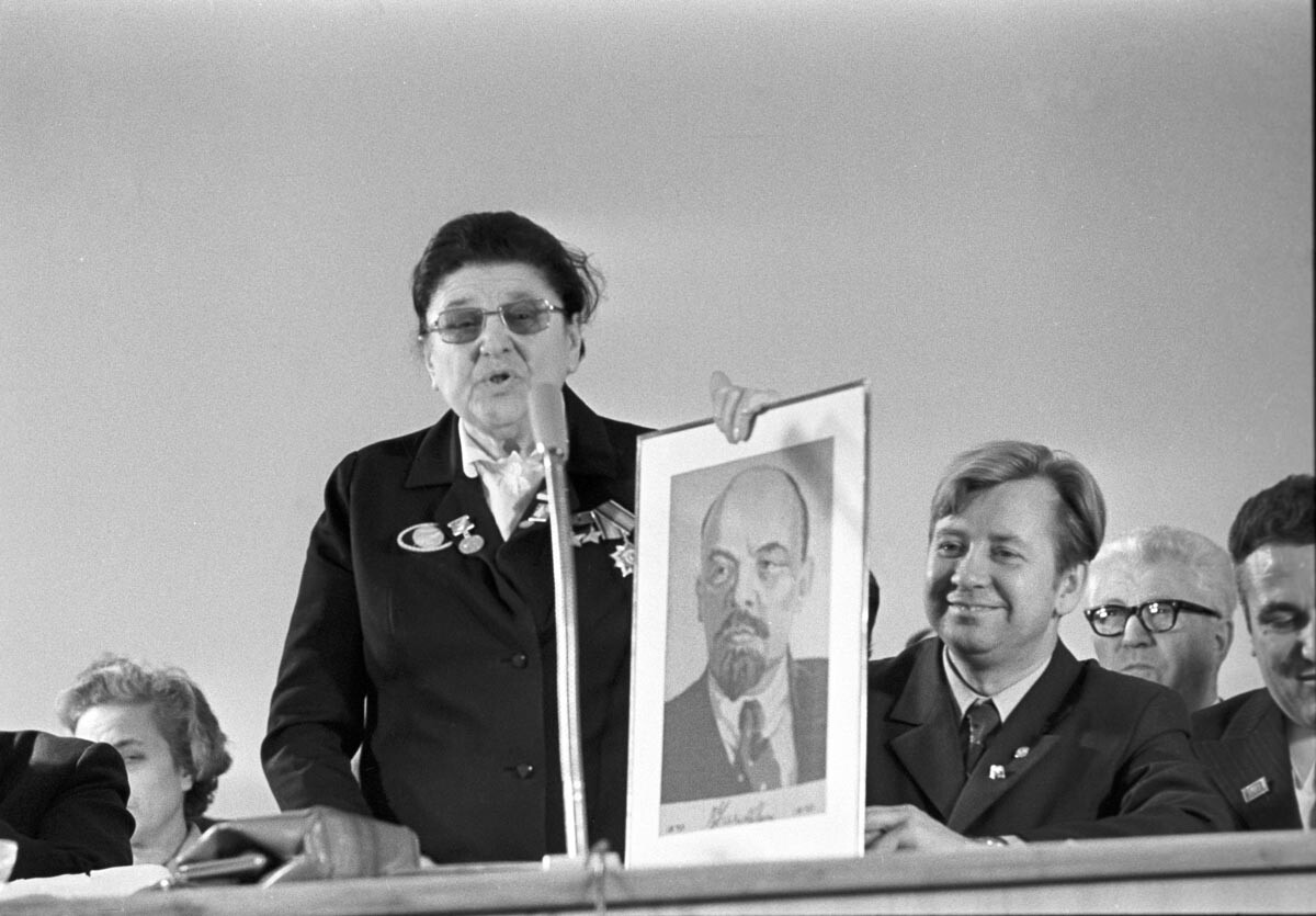  Цола Нинчева Драгойчева, ръководител на Международния комитет за българо-съветската дружба 